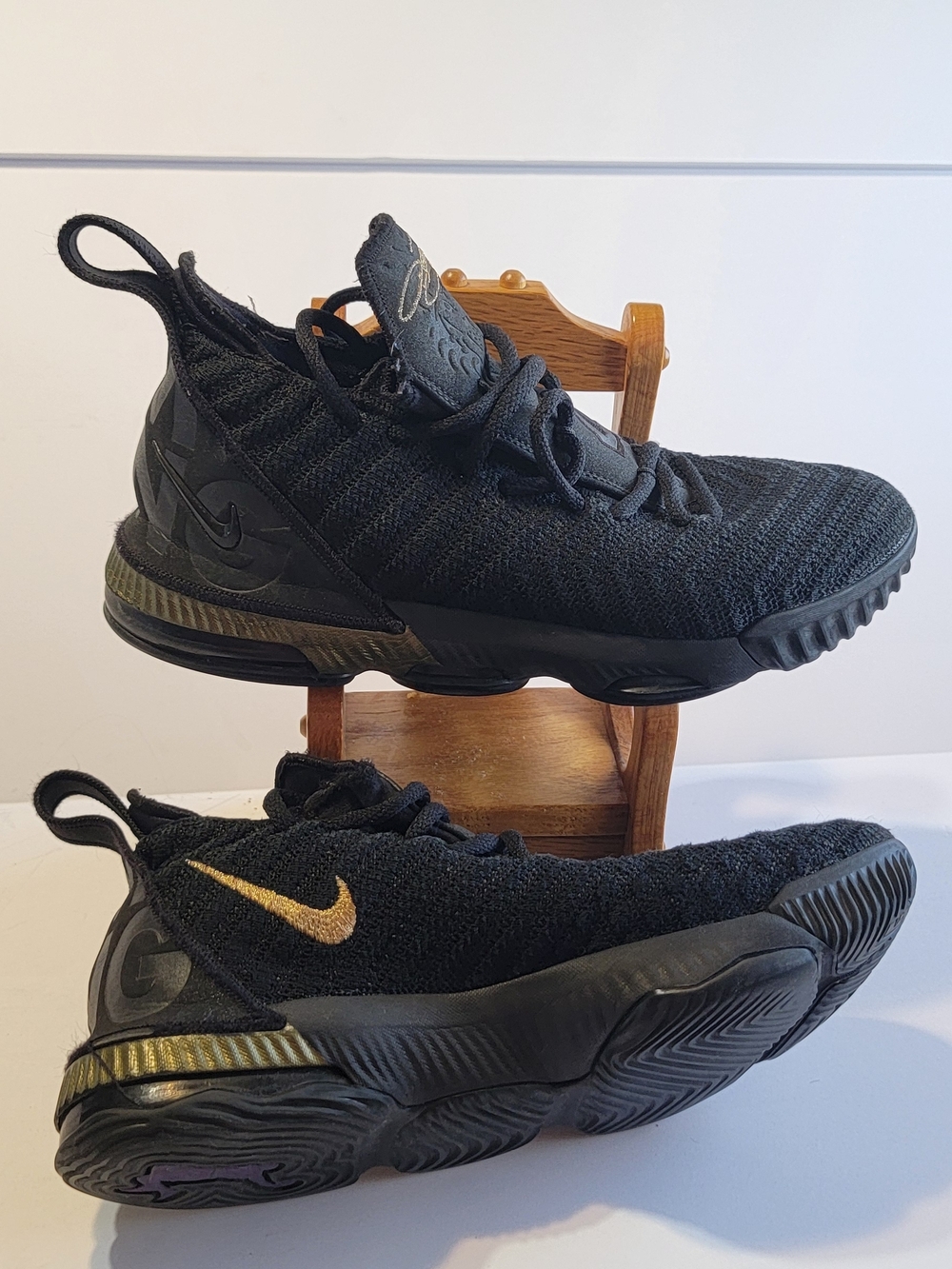 NIKE LEBRON XVI "I'M KING" Black / GOLD Basketball Sneakers 7y